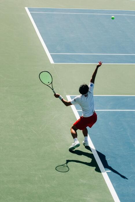 Ein Aufschlag beim Tennis