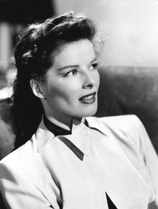 Eine schwarz Weiß Portrait Aufnahme von Katharine Hepburn.