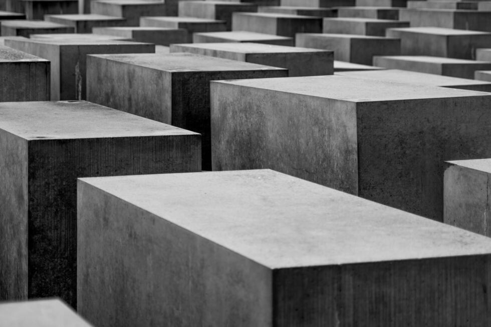 Graue Blöcke in symmetrischer Formation.