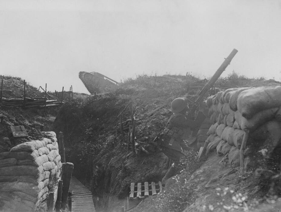 Soldat mit Helm in Schützengraben in schwarz-weiß.