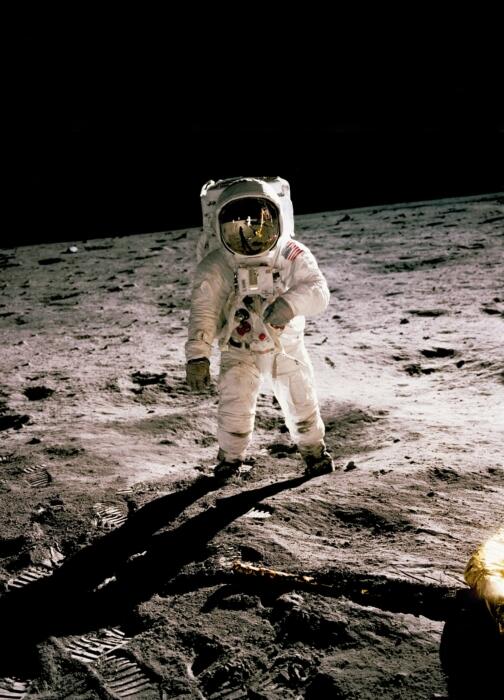 Ein Astronaut auf dem Mond.
