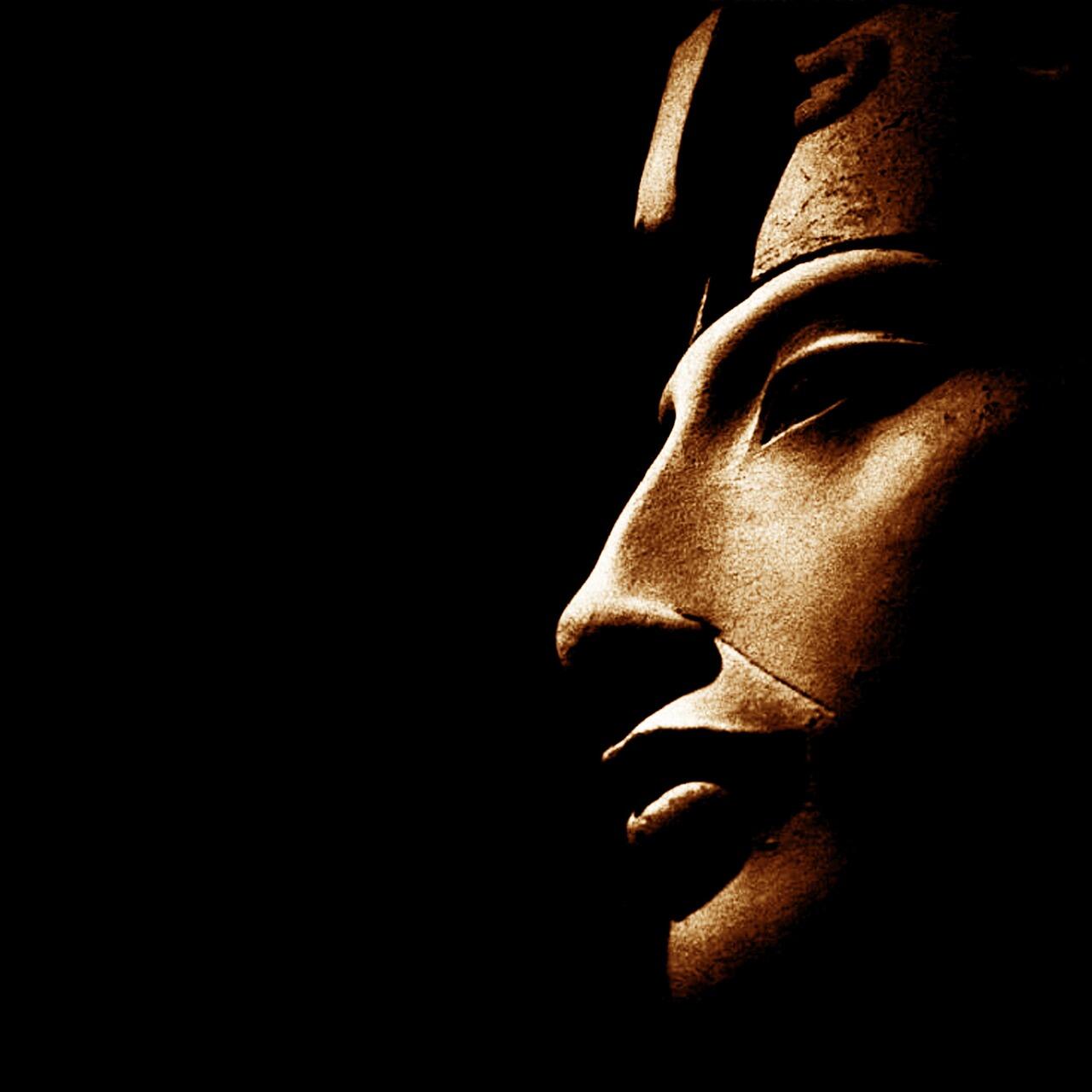 Akhenaton heykeli
