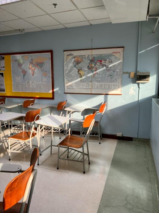 Ein leerer Klassenraum mit Stühlen und Tischen.