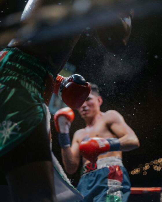Zwei Boxer stehen sich im RIng gegenüber.
