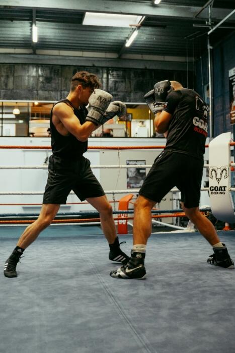 Zwei Boxer k&auml;mpfen gegeneinander im RIng.